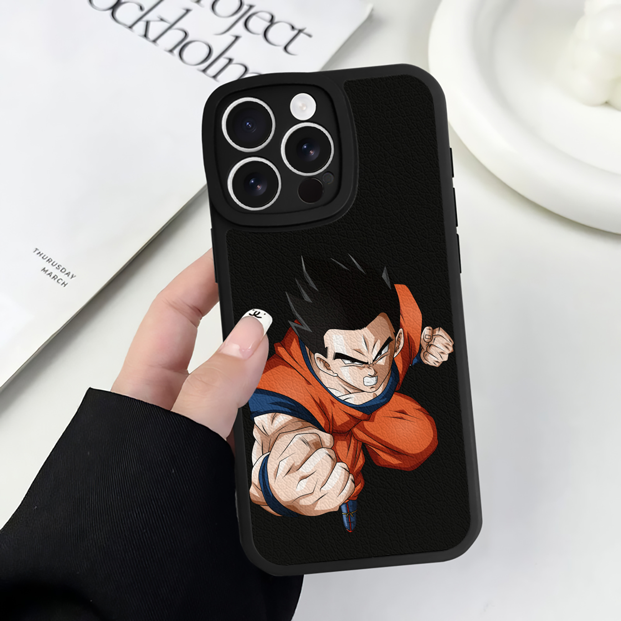 （画像用） ドラゴンボール 孫 悟飯（そんごはん）DRAGON BALL Son Gohan 【iPhone 16シリーズ対応】シリコンスマホケース（レザー調） 材質：シリコン